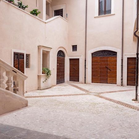 Bed and Breakfast Palazzo Dei Pavoni, Relais Di Charme LʼAquila Exterior foto
