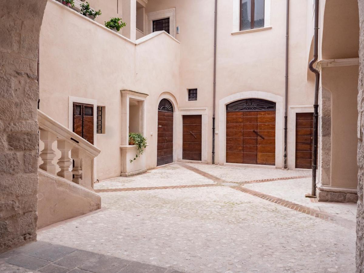Bed and Breakfast Palazzo Dei Pavoni, Relais Di Charme LʼAquila Exterior foto