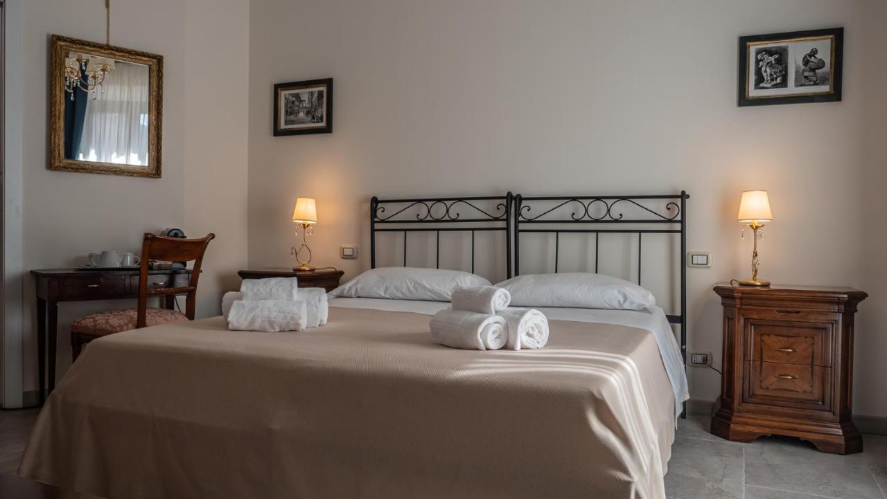 Bed and Breakfast Palazzo Dei Pavoni, Relais Di Charme LʼAquila Exterior foto