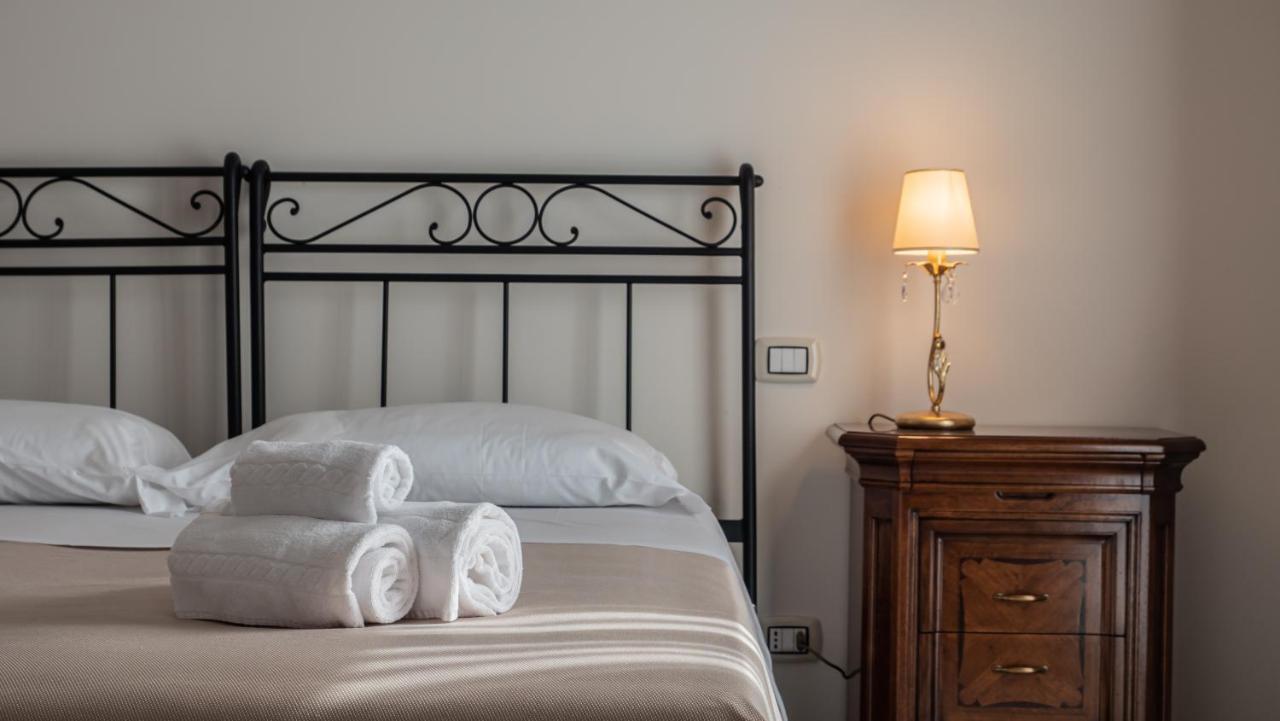 Bed and Breakfast Palazzo Dei Pavoni, Relais Di Charme LʼAquila Exterior foto