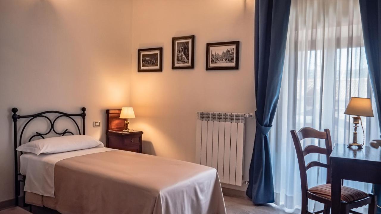 Bed and Breakfast Palazzo Dei Pavoni, Relais Di Charme LʼAquila Exterior foto