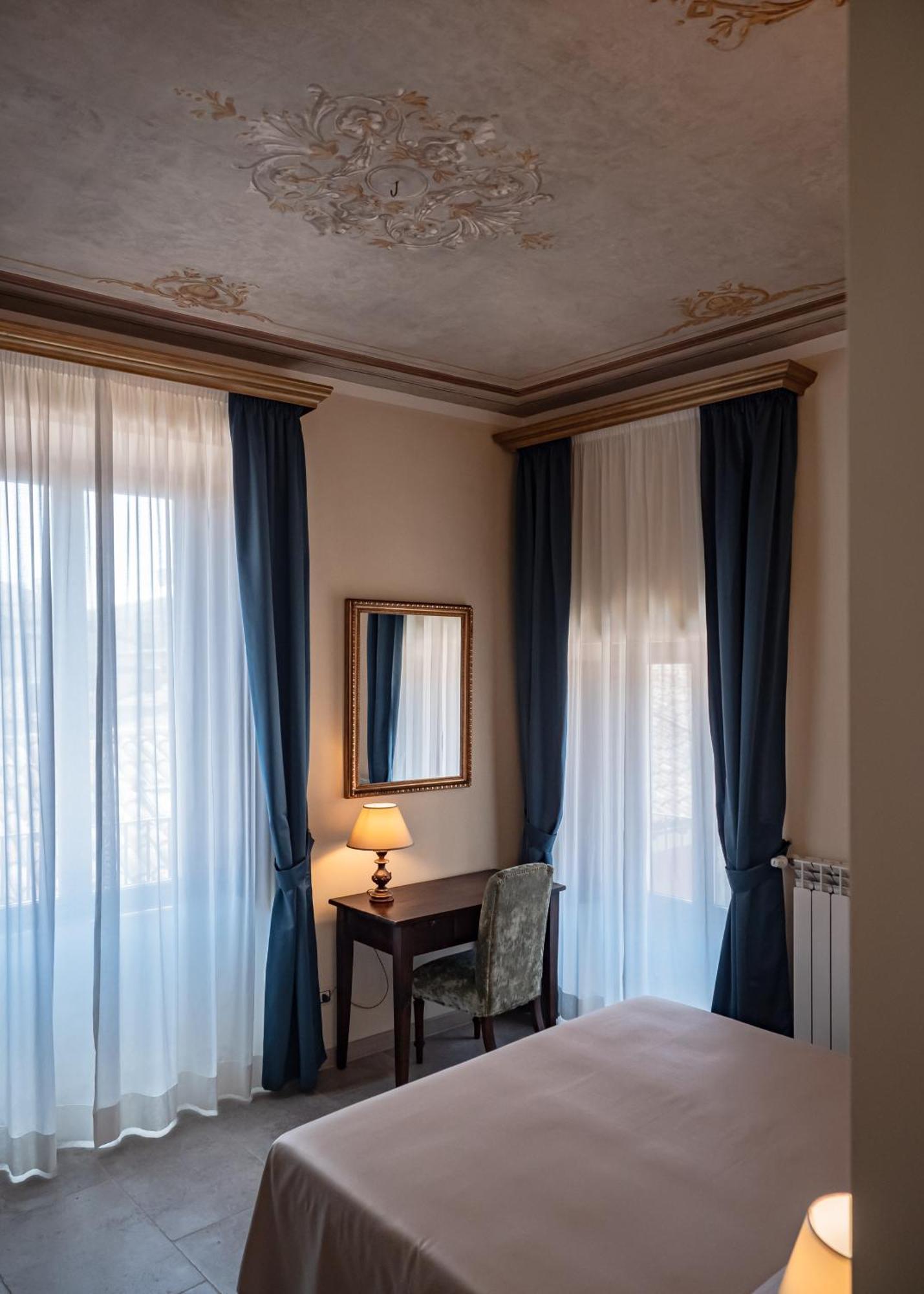 Bed and Breakfast Palazzo Dei Pavoni, Relais Di Charme LʼAquila Exterior foto