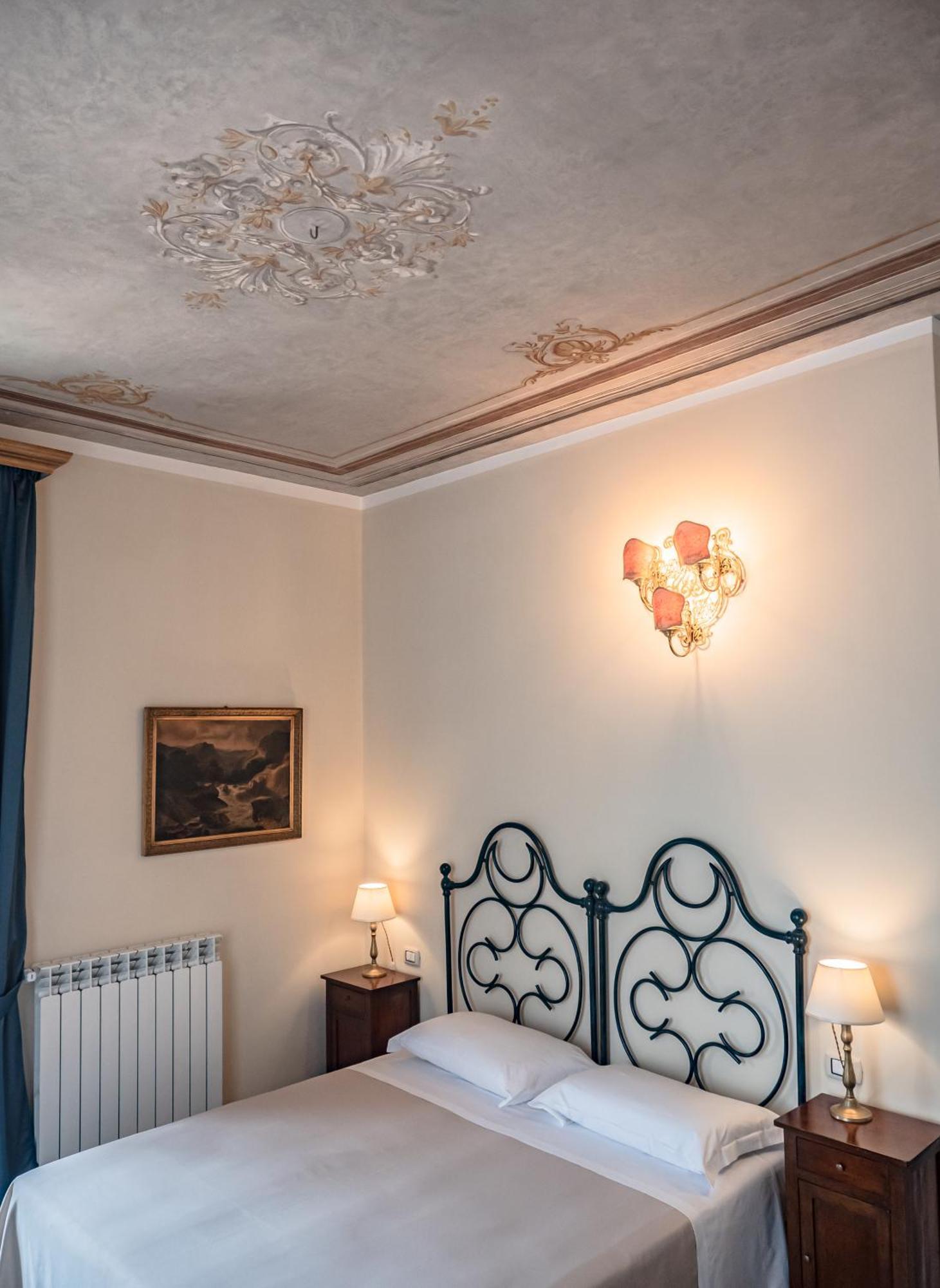 Bed and Breakfast Palazzo Dei Pavoni, Relais Di Charme LʼAquila Exterior foto